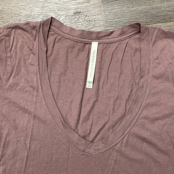 Aritzia Babaton Foundation V Neck Tee T-Shirt Neutral Mauve Pink Size S Small - Picture 3 of 7